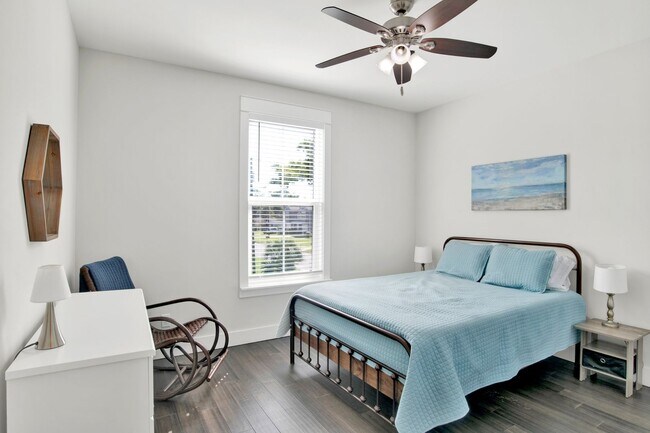 Building Photo - 3 bed East Hill Townhome