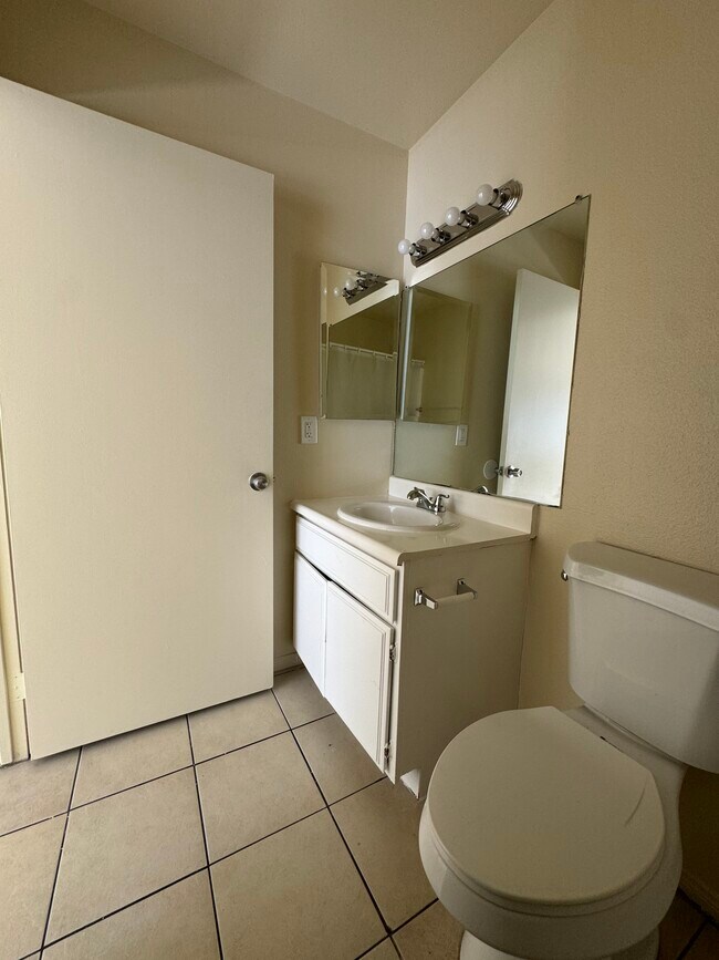 Building Photo - 13750 Vanowen St