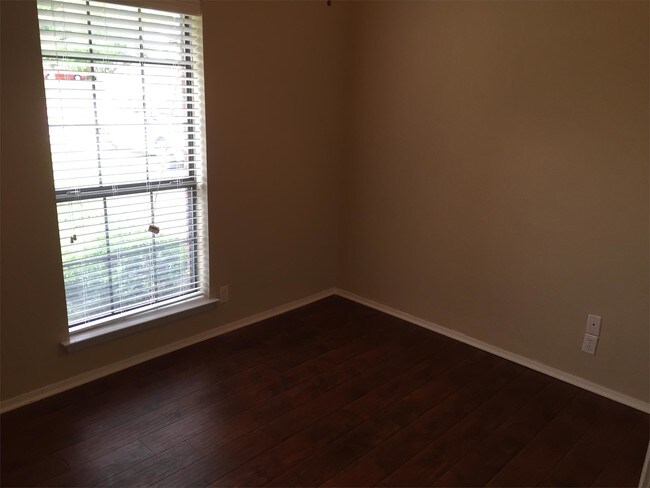 Building Photo - 3409 S Carolina Dr