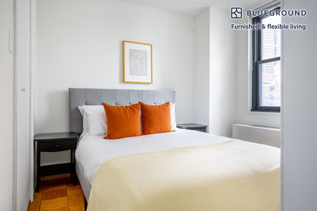 Building Photo - 245 E 40th St