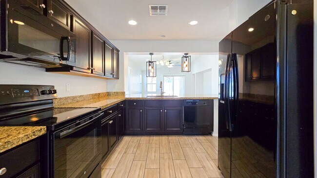 Building Photo - Popular Las Brisas community in Goodyear!