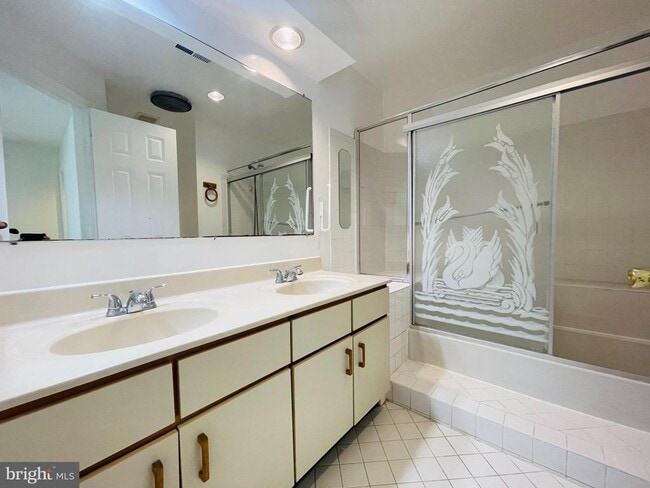 Building Photo - 7715 Lafayette Forest Dr