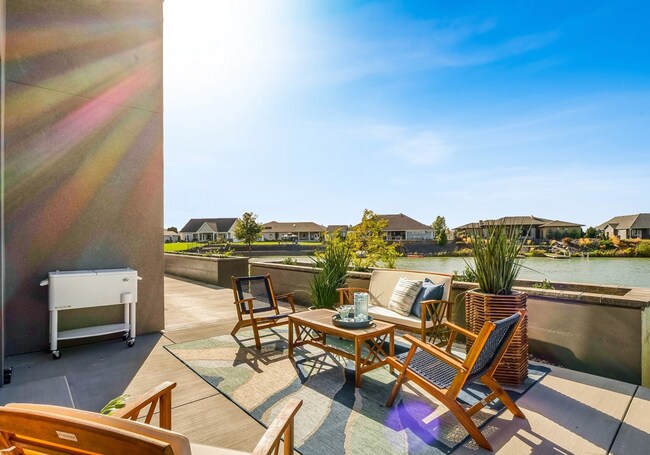 Building Photo - Stunning Large Custom Built Home On the Lake!