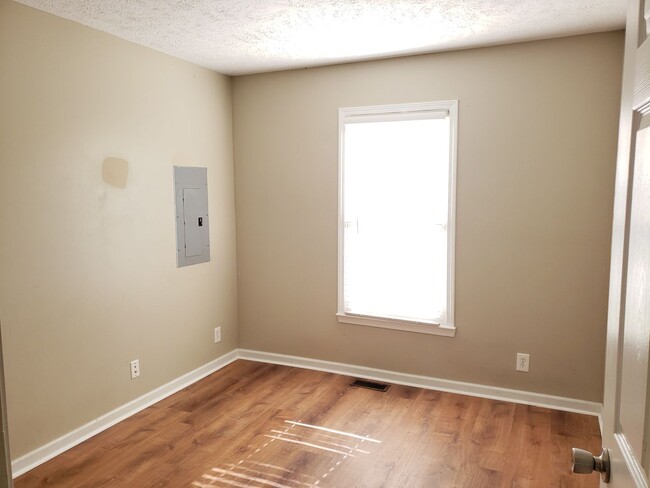 Building Photo - Coming in Jan! 3 Bed/2 Bath, Close to Post!