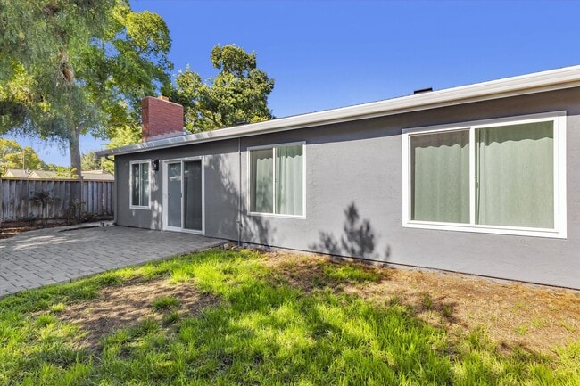 Building Photo - Updated home in Oak Grove