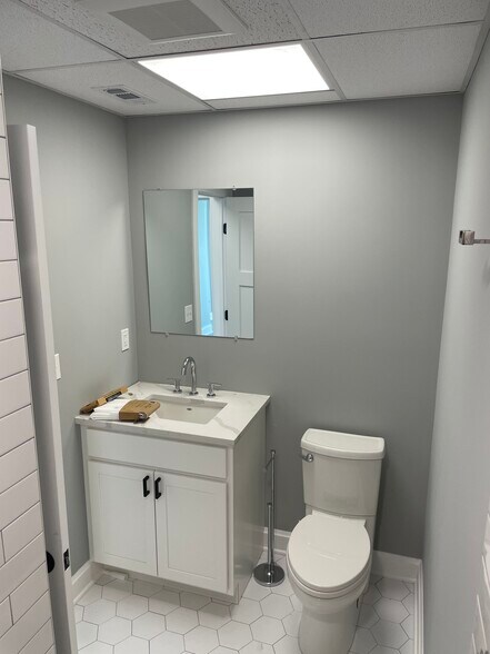 Building Photo - 127 Tunxis Hill Rd