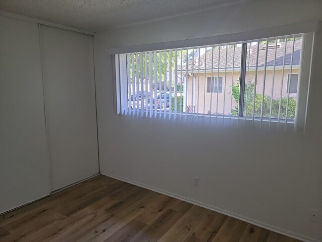 Building Photo - Popular Townhouse - All-Gas Appliances