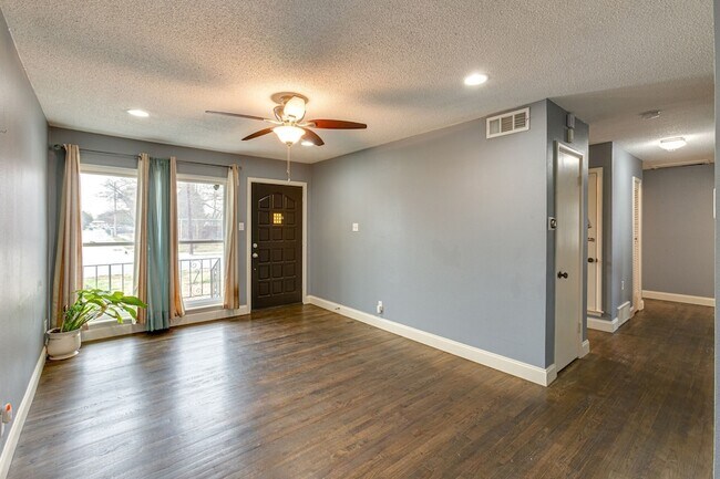 Building Photo - 9621 Rustown Dr