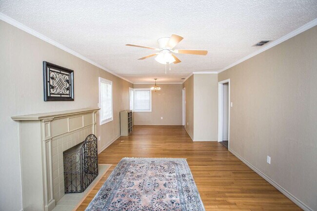 Building Photo - "Charming 3-Bedroom Home on 31st with Gleaming Hardwood Floors and 2 Full Baths!"