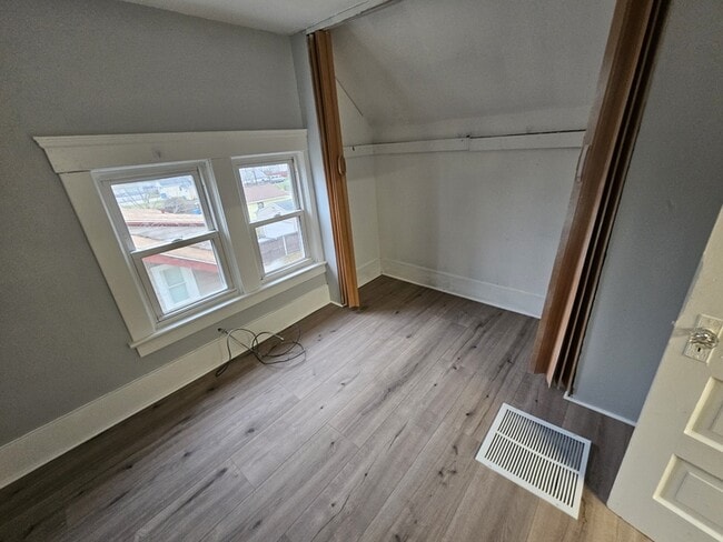 Building Photo - 1852 E 32nd St