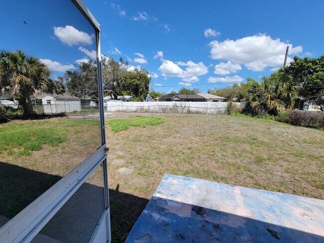 Building Photo - 2466 Lakeshore Cir