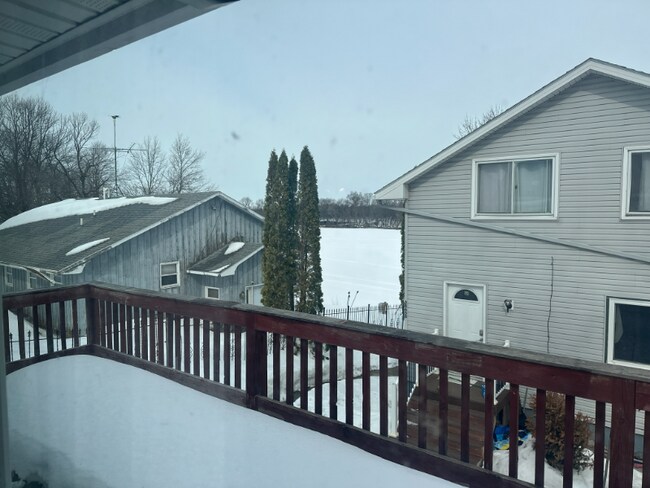 Building Photo - 28662 W Lake Dr