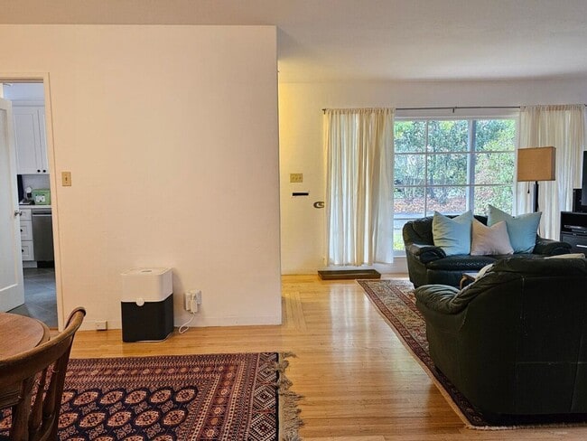 Building Photo - Charming 3 Bedroom Home in Southgate Neigh...
