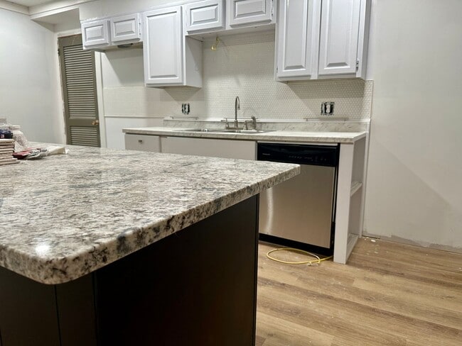 Building Photo - 6620 Upton Ln