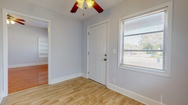 Building Photo - Adorable 3 bedroom / 2 bathroom Home for R...