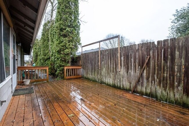 Building Photo - Milwaukie Duplex with Garage
