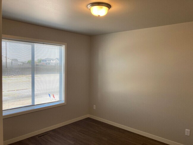 Building Photo - 4 Bed 3 Bath Twin Home