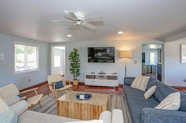 Building Photo - SHORT TERM LEASES! 1-6 months - 3-Bedroom ...