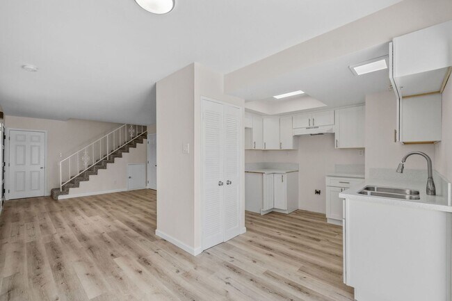Building Photo - 455 Del Mar Ct