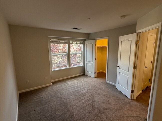 Building Photo - BACK ON MARKET: 2-Bedroom Martinez Townhom...