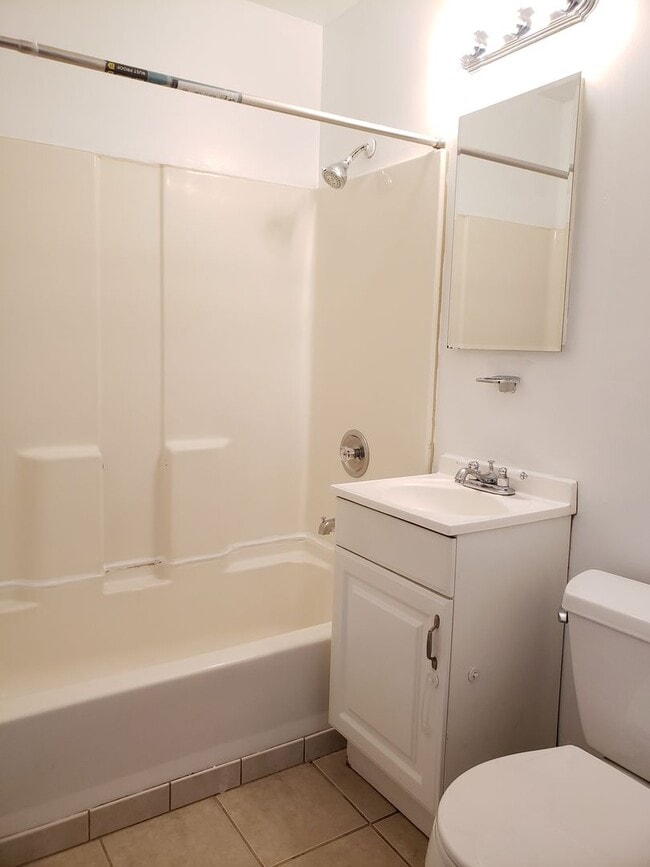 Building Photo - Pet Friendly 2 Bedroom Home Available Soon!