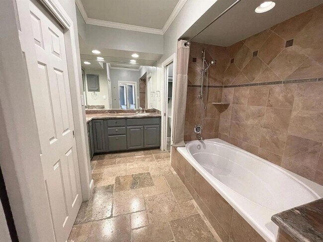 Building Photo - 1713 Clubhouse Hill Dr