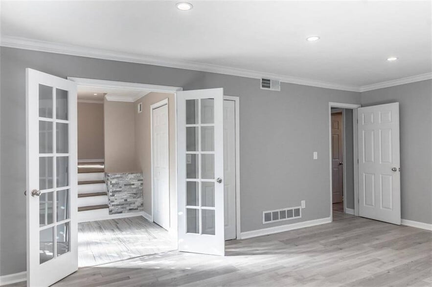 Building Photo - Room in House on Trafalgar Way