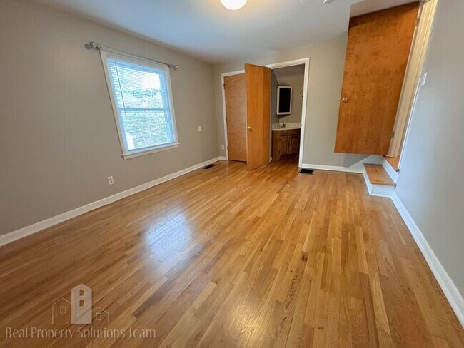 Building Photo - Two Story Home in Upper Arlington with att...