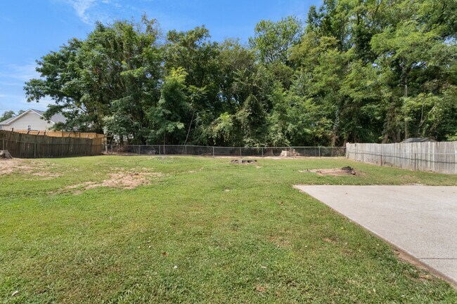 Building Photo - Newly renovated three bedroom home for ren...