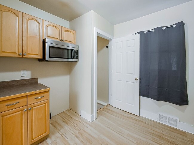 Building Photo - Charming 3 Bedroom Home Available in Quiet Pontiac Neighborhood