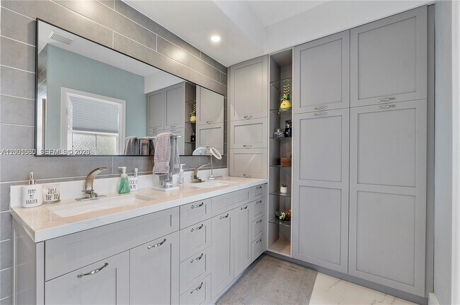 Building Photo - 1975 SE 14th St