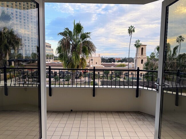 Building Photo - 700 W Harbor Dr