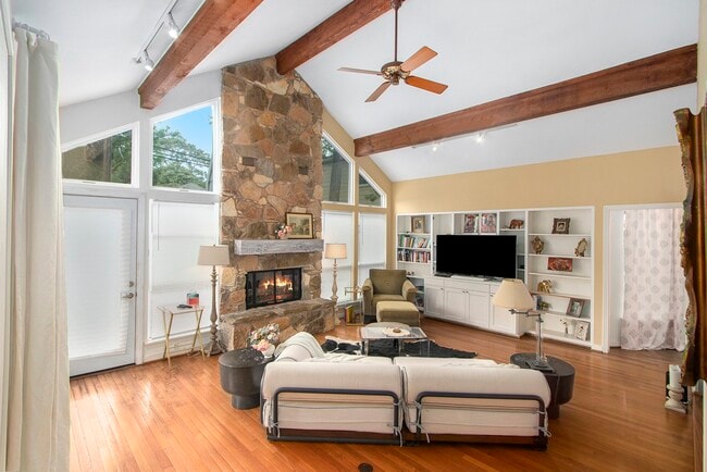 Building Photo - 2522 Wordsworth St