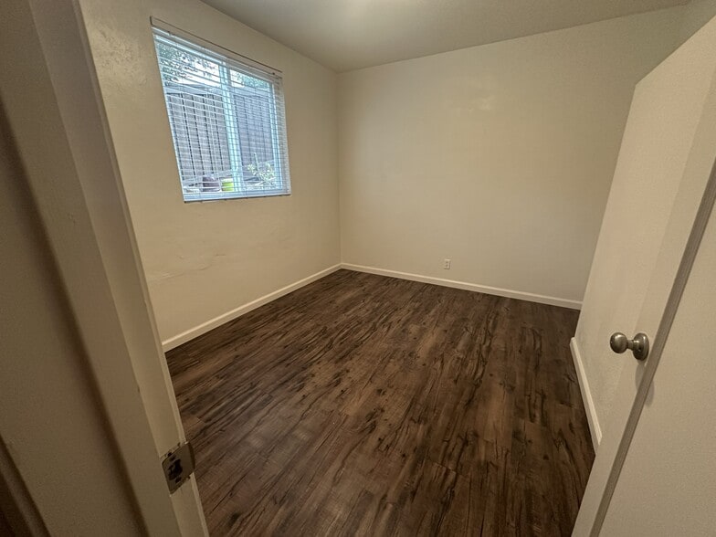 Downstairs bedroom 2 - 507 Bay St