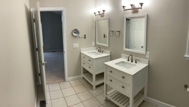 Building Photo - AVAILABLE NOW! 3 Bedroom 2 Bath Home on over 1 Acre in York with Clover Schools