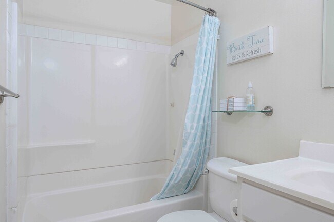 Building Photo - Gated 2BR Condo with Pool View