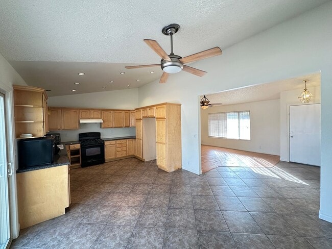 Building Photo - Unique property with NO HOA