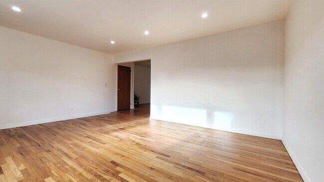 Building Photo - 412 72nd St