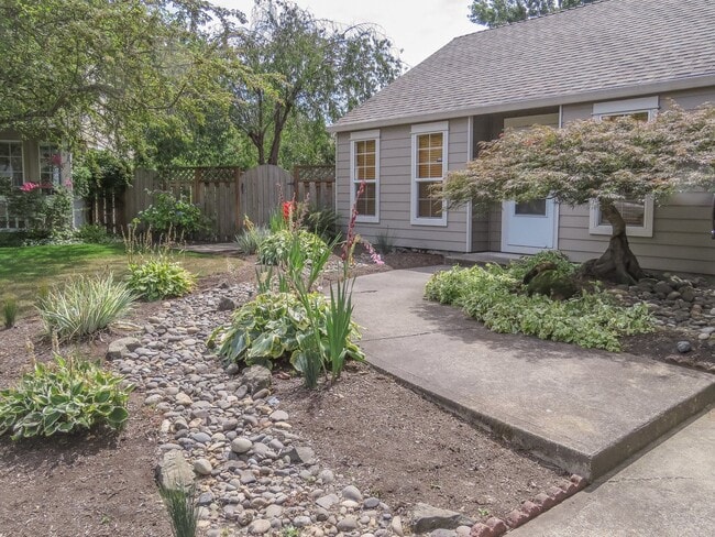 Building Photo - Charming 3 bedroom 2 bathroom home availab...
