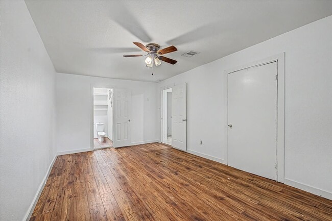 Building Photo - 8159 Glenhollow Dr