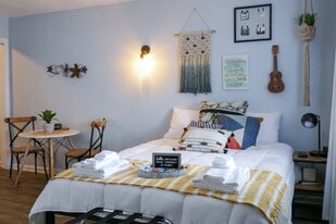 Building Photo - 803 Hillview Heights