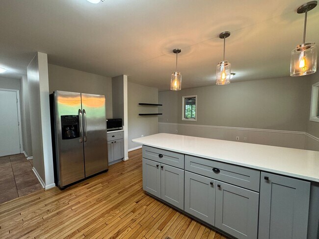 Building Photo - Fantastic 4 Bed 3.5 Bath Townhome With Sun...