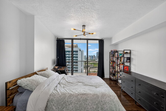 Building Photo - 1750 N Bayshore Dr