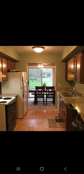 Building Photo - 9582 Fernwood Dr