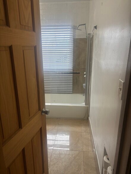 Bathroom - 2023 Cloverfield Blvd