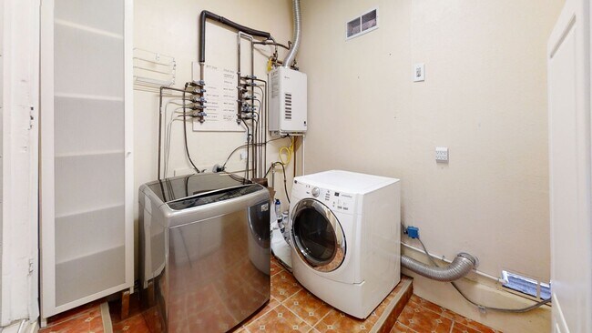 Building Photo - HUGE 10BR House on Montezuma!! - Large Private Parking Lot & Courtyard! - Right Next to Campus