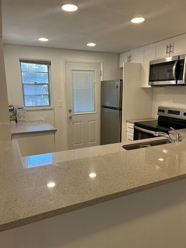 Building Photo - 500 NE 12th Ave