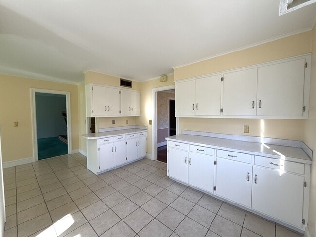 Building Photo - Beautiful 5 Bedroom 3 Bathroom House on Country Club Golf Course!