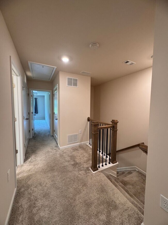 Building Photo - 3BR 2.5BA Townhome