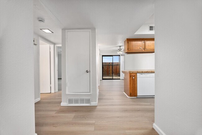 Building Photo - Beautiful 2-Bedroom Condo in Bakersfield, CA